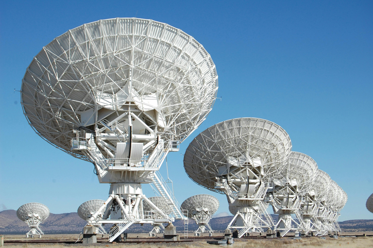 Radiotelescopios en formación captando señales espaciales bajo un cielo despejado – FRANCO Space